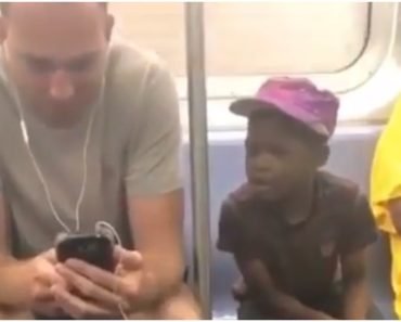 Titokban levideózták a metrózó férfi reakcióját, amikor észreveszi, hogy egy kisfiú bámulja a telefonját. Hihetetlen, mit művelt.