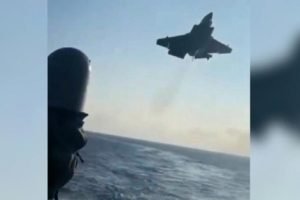 Videó: Így csapódott a tengerbe a 31 milliárd forintos amerikai vadászrepülőgép