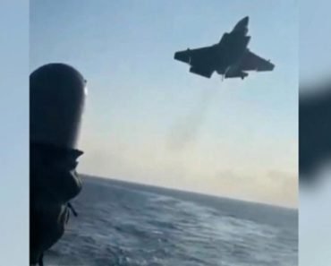 Videó: Így csapódott a tengerbe a 31 milliárd forintos amerikai vadászrepülőgép