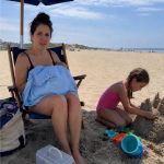 Egy nő videózni kezdett, miközben a strandon szoptattam a babámat. Aztán a nyolcéves lányom feltett neki egy kérdést, amitől mindenki elhallgatott 752107491_1381240083353108_3733649623945974990_n